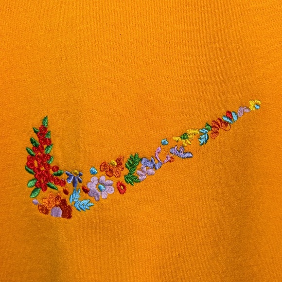 GILDAN EMBROIDERED CREWNECK WITH FLORAL SWOOSH - Picture 2 of 5
